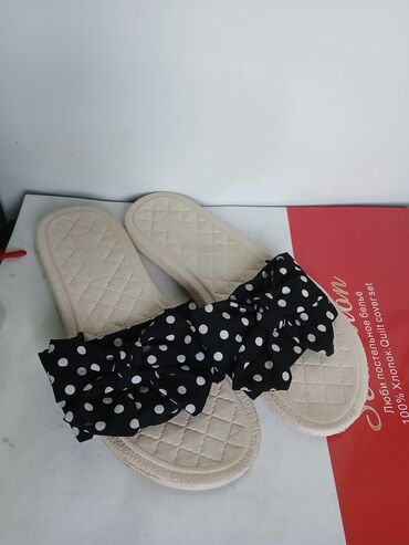 Женская обувь: Шляпки 40 р Китай фабрика, в отличном состоянии, Моссовет