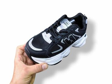 Women's Sneakers and athletic shoes: Patike – sportski modeli - Crno‑bele patike sa debljim đonom i — 2