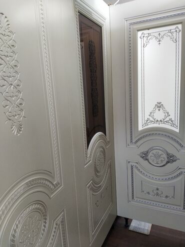 Bunker qapıları: Ağ rəngdə, müxtəlif naxışlarla bəzədilmiş qapı. Qapının dizaynında həm