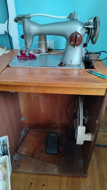 emmi tikiş fabriki: Tikiş maşını və taxta şkaflı stol - Klassik metal gövdəli elektrik