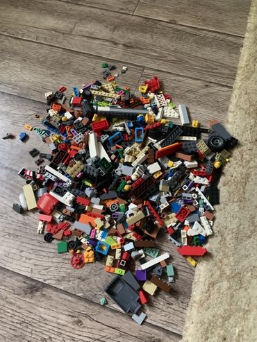 Игрушки: Набор деталей LEGO разных цветов и размеров. Включает в себя как