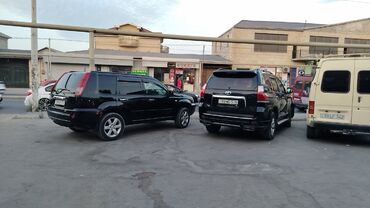 nissan qaşqai: Nissan X-Trail, qara rəngdə, SUV tipli avtomobil. Şəhər və ya səyahət