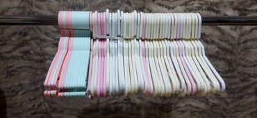 Asılqanlar: Uşaq geyimləri üçün plastik paltar asılqanları. 53 ədəd. Hamısı