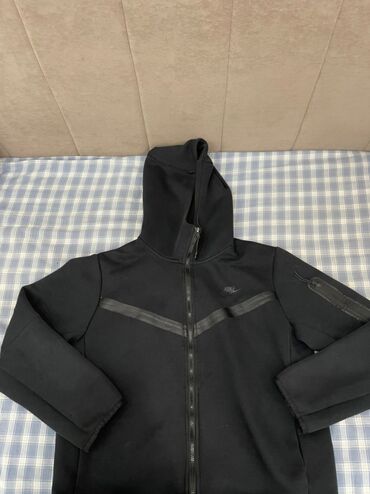 продам спортивный костюм мужской: Эркектердин спорттук костюму, L (EU 40), Nike, Колдонулган, түсү - Кара, Өзү алып кетүү, Акылуу жеткирүү