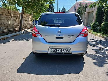 nissan note mini: Nissan Tiida hatchback, gümüşü rəng. - Kuzov: 5 qapılı hatchback — 5