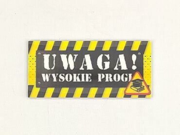 Tabliczka na drzwi z napisem "Uwaga! Wysokie progi" oraz symbolem