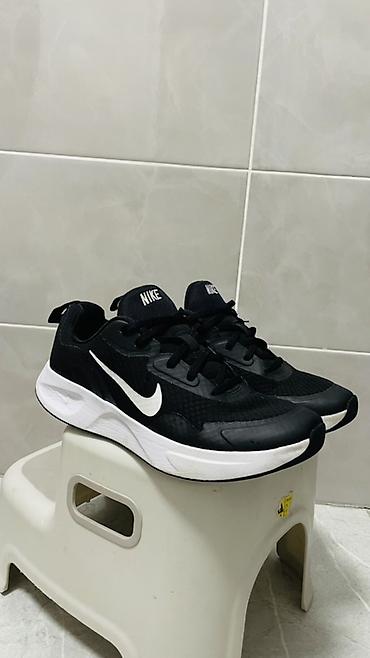 Nike оригинал в хорошем состоянии. Размер 42 Цвет черный Пол года