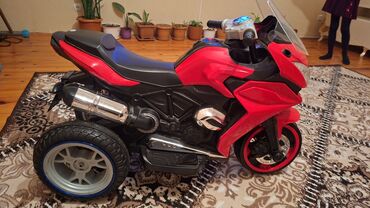 xrom şarlar: Uşaq üçün elektrikli üçtəkərli motosiklet - Rəng: qırmızı-qara -