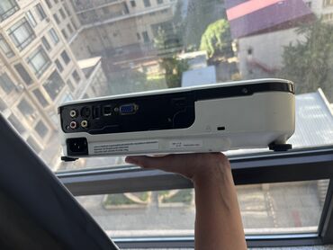 кольцевой лампа: Проектор EPSON EB-X12 
В идеальном состоянии
