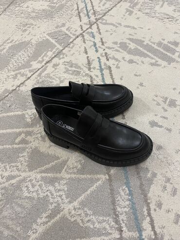 женская обувь 40 размер: Туфли 40, цвет - Черный