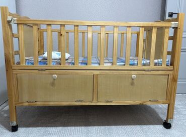 детскую кроватку с балдахином: Детская кроватка в комлекте есть люлька, снизу 2 шкафчика состояние