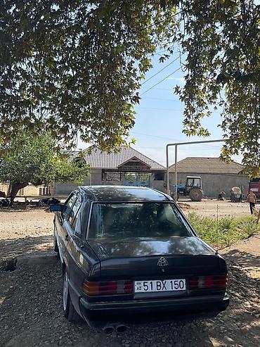 yan güzgülər s: Mercedes-Benz 190 (W201) sedan — qara rəng, 4 qapı. Texniki və dizayn — 6