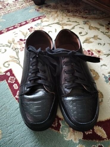 туфли черные с красивой отделкой: Продаю туфли для подростка. черные, размер 41. состояние хорошее