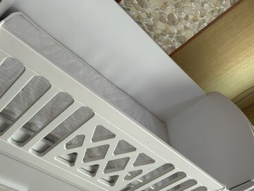 beşiy: Oğlan və qız üçün, İşlənmiş, Dördbucaq, Beşik, Matras ilə, Yellənmə mexanizm ilə
