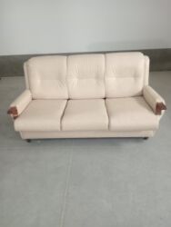 Ugaone garniture: Garnitura od eko koze u krem boji,u super stanju,jedina mana su na lalafo.rs — 4 Ugaone garniture: Garnitura od eko koze u krem boji,u super stanju,jedina mana su — 4