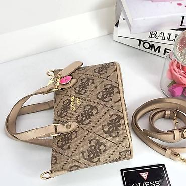 Torbe: Mini torba Guess 1981 – monogram platno - Model: mini tote/crossbody — 1