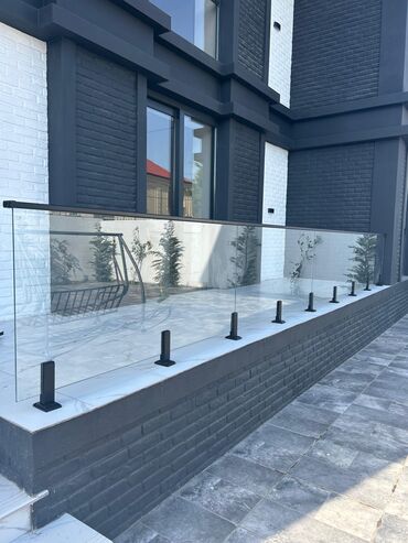 Metal məhsulları: Paslanmayan polad və şüşə məhəccərlər üçün professional quraşdırma