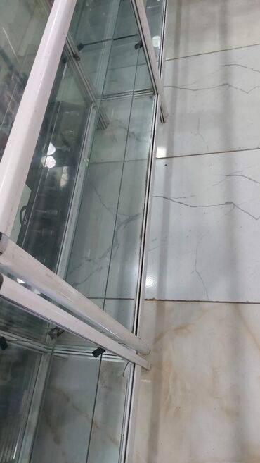 Rəf vitrinləri: Vitrin tipli şüşə vitrina/şkaf - Konstruksiya: alüminium karkas, dörd — 8