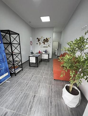 продаю место: Сдаю Офис целиком: 25 м², В жилом комплексе, С ремонтом, С отдельным входом — 1
