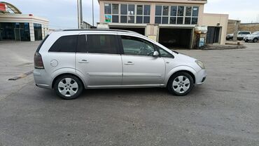 последующий выкуп авто бишкеке: Gümüşü rəngdə olan Opel Zafira miniveni. Geniş salonu və baqajı var