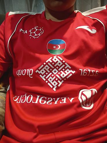 moncler bakı: Qırmızı rəngli rəsmi idman futbolkası – WMW World Cup Baku 2025 — 2