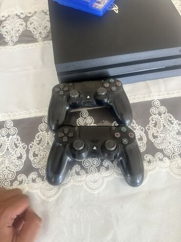 yaddaş diski: Ünvan Gəncə Şəhəri Ps 4 pro 1 tb Daim evde istifade olunub 2 ay qabaq