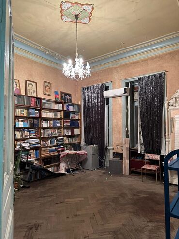 Binalar: Tarixi mərkəzdə yerləşən küçə mənzərəsi olan kommersiya obyektləri və — 36