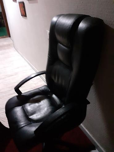 Ofis mebeli: Ofis kreslosu – yüksək arxalı, yumşaq dolğulu model - Material: qara — 2