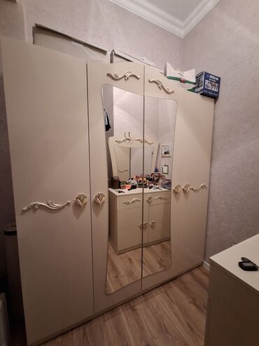 Кровати: Гардеробный шкаф