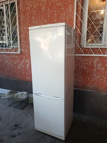 орг: Холодильник Indesit, белый, двухкамерный с нижней морозильной камерой