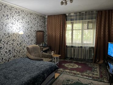 срочно продаётся 1 комнатная квартира в районе ошского рынка по улице кенсуйская: 2 бөлмө, 90 кв. м, 1 кабат, Эски ремонт