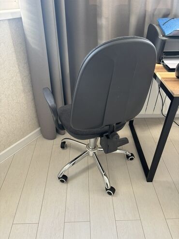 кресла офисные бу: Офис креслолор, Дөңгөлөктүү, түсү - Боз