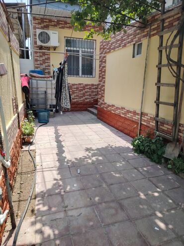 Həyət evləri və villaların satışı: Bu iki mərtəbəli ev, kərpic və suvaq fasadın birləşməsi ilə — 2