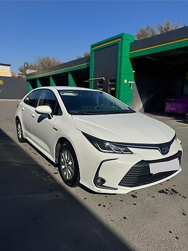 95: Toyota Corolla: 2021 г., 1.8 л, Вариатор, Гибрид, Седан — 2