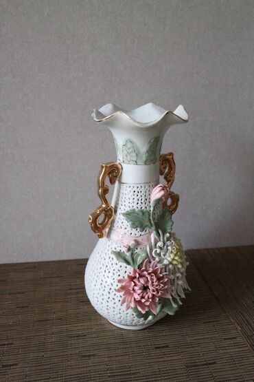 Вазы: Винтажная китайская ваза (советского периода) прорезной фарфор Высота — 11
