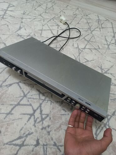 lg dvd player: Gümüşü rəngdə olan, DVD oxumağa imkan verən bir cihaz. Ön panelində