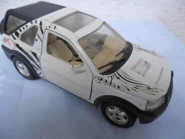 plišane igračke patrolne šape: Burago Land Rover Freelander nema zadnje staklo i nalepnicu