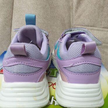 Детская обувь: Продаю детскую обувь: 1. Кросовки б/у фиолетовые/ комбинированные — 4