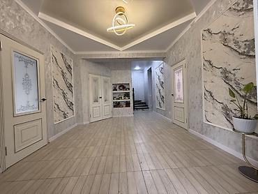 Продажа полдома: Продается двух этажный дом 🏡 Понарамные окна 🪟 250кв 📐 На первом — 8