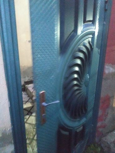 Giriş qapıları: Metal giriş qapısı satılır - Material: möhkəm metal konstruksiya - — 1