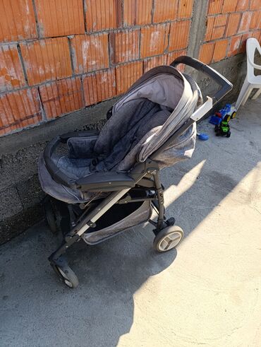 Kolica za bebe: Aluminijumski ram omogućava lako sklapanje i rasklapanje kolica, kao — 2