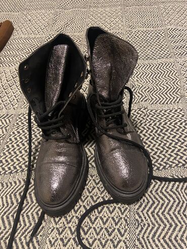 Muške cipele: Sisley
37
Jednom obuvene na kratko