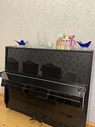 sadxu taxtası: Upright piano – klassik qara rəng, parlaq lak örtüklü korpus. - — 1