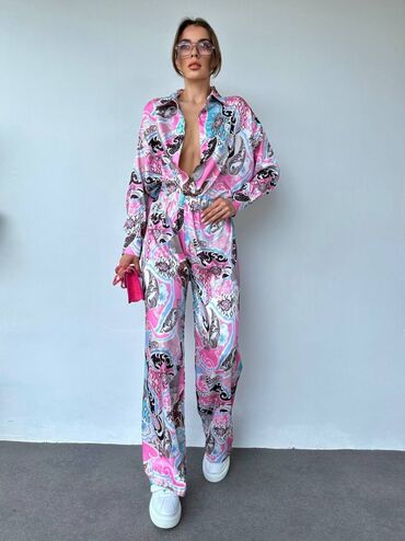 Kompleti: Komplet 5650 Rsd
SS /MM /LL — 1