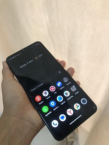 nokia 1: Смартфон с плоскими гранями и матовым темно‑серым корпусом. На задней — 7