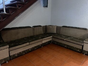 диван из палет: Продается угловой диван, размер 3 на 3, раскладной есть выдвижная