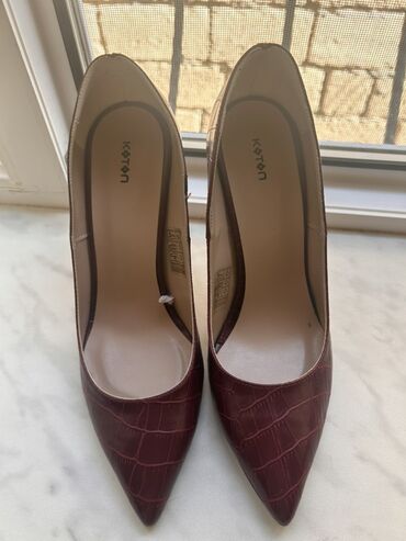 eqa shoes qarayev: Brend: Koton Model: Klassik stiletto - Rəng: Tünd bordo - Üst