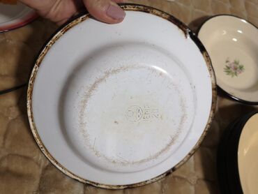 Kompleti posuđa: Cena za jedan a za vise dogovor Set emajliranih tanjira sa cvetnim — 9
