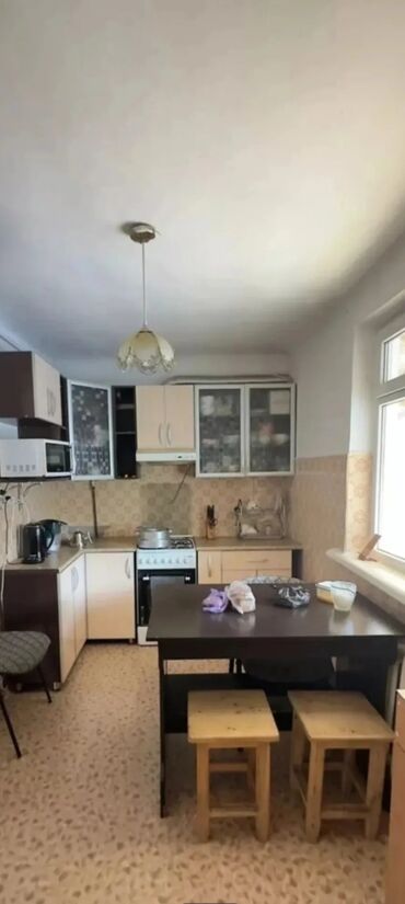 дом бишкек кок жар: 58 кв. м, 3 бөлмө, Унаа токтотуучу жай, Забор, тосулган