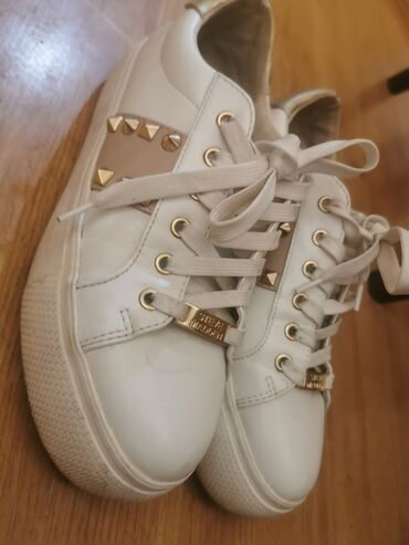 polovne original patike: Steve Madden, 41, bоја - Bela na lalafo.rs polovne original patike: Steve Madden, 41, bоја - Bela
